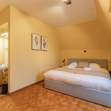 Huswell - Luxurious With Stunning Views!