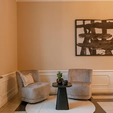 Huswell - Luxurious With Stunning Views!