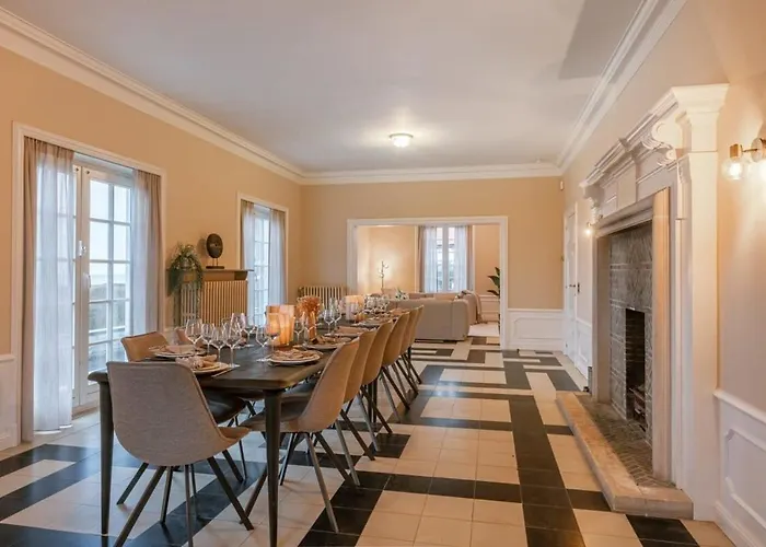 Huswell - Luxurious With Stunning Views!